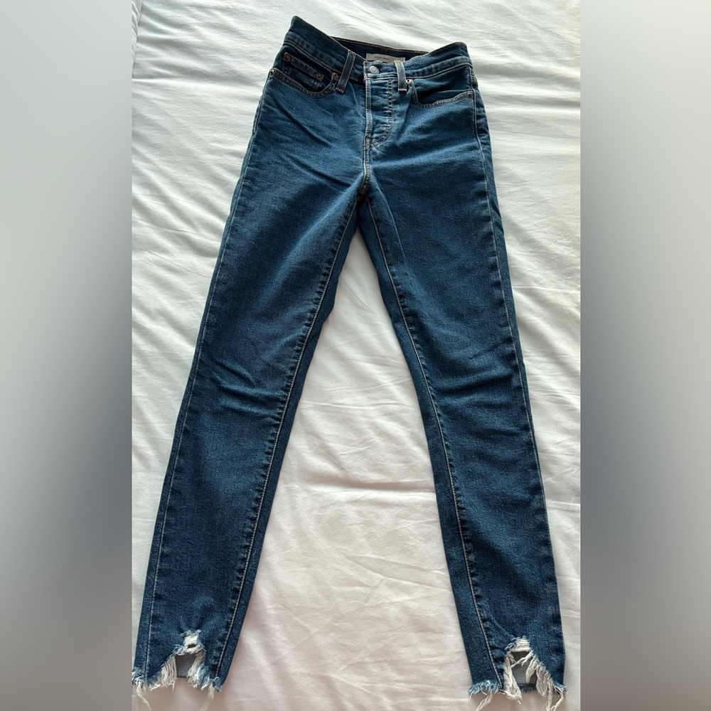 Levi Wedgie Skinny Jean
